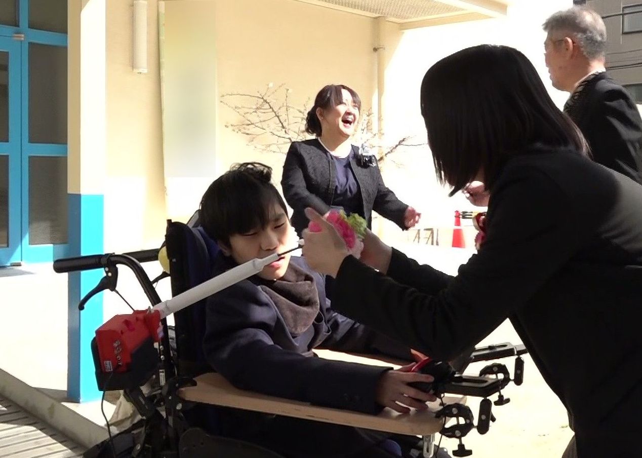 卒業式でのプレゼント渡し