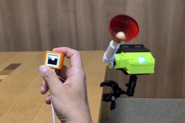 手に持ったM3キューブでアームワンダを操作する様子