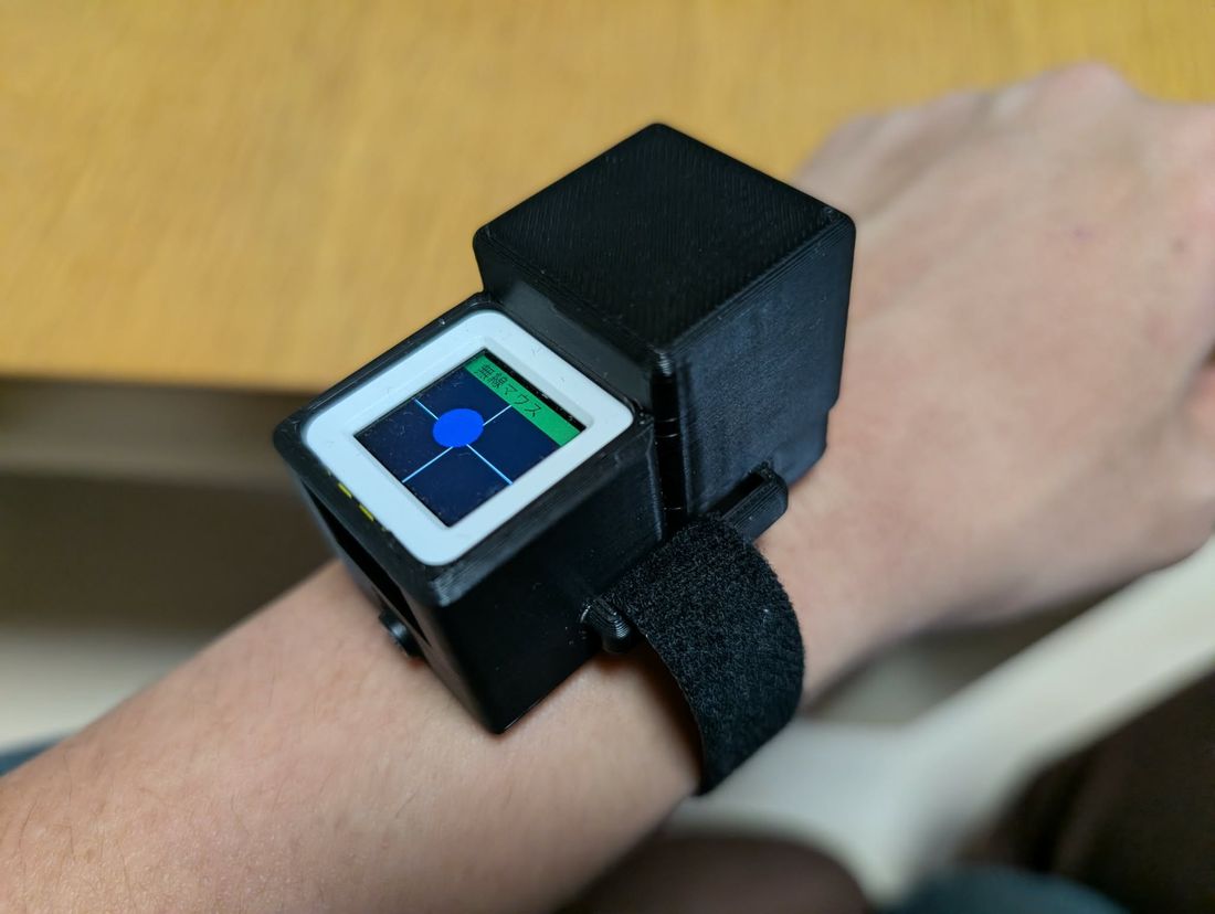 ベルトでM3キューブを手首に取り付けた様子