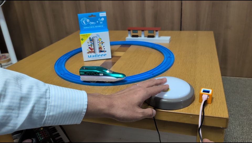 スマート乾電池MaBeeeを入れたプラレールをスイッチで動かす様子