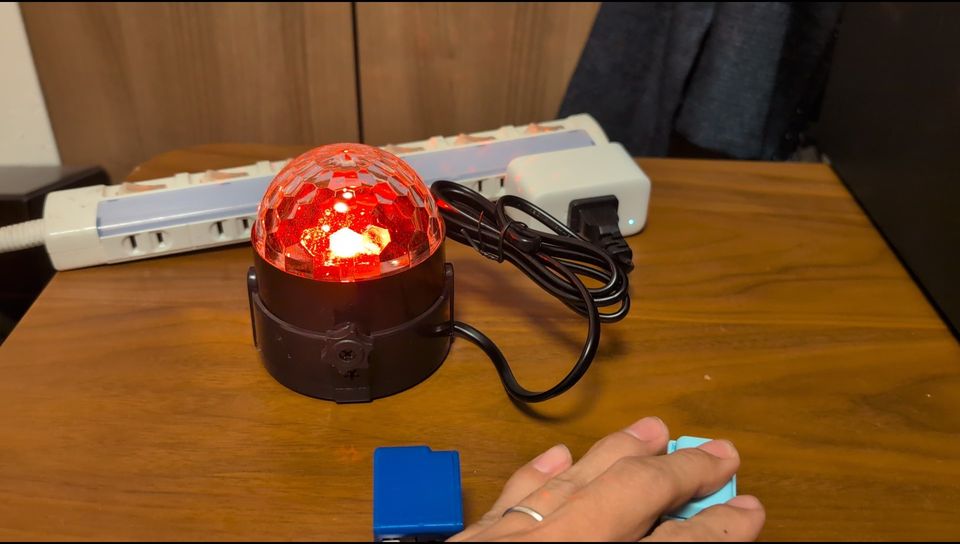 スマートACプラグにつないだライトをスイッチでつける様子