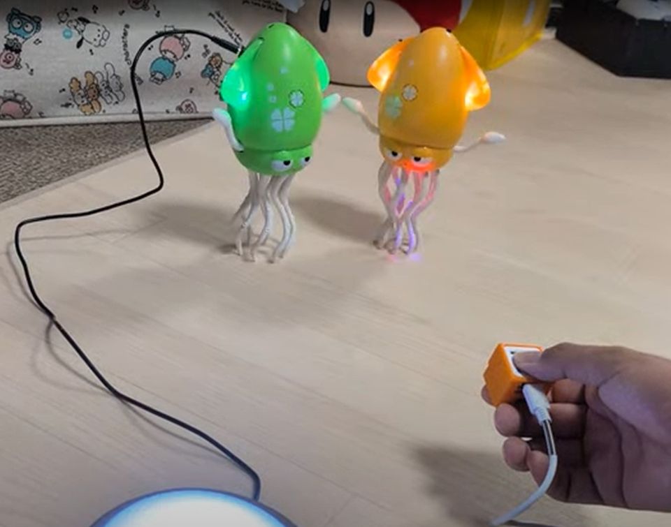 無線スイッチで踊るイカのおもちゃを動かす様子