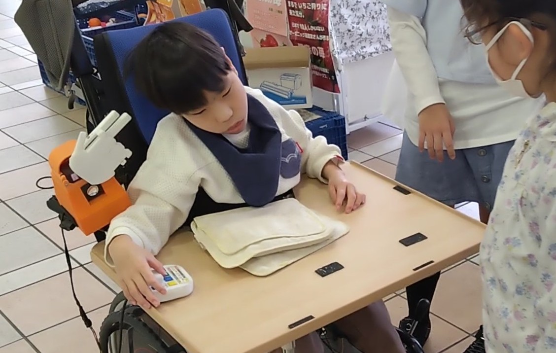 とものてを使って楽しむ子ども