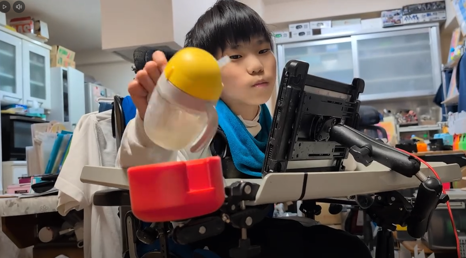 アームワンダで楽器に挑戦する子ども