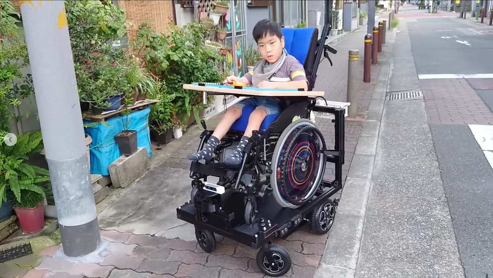 自作モビリティで外出する子ども