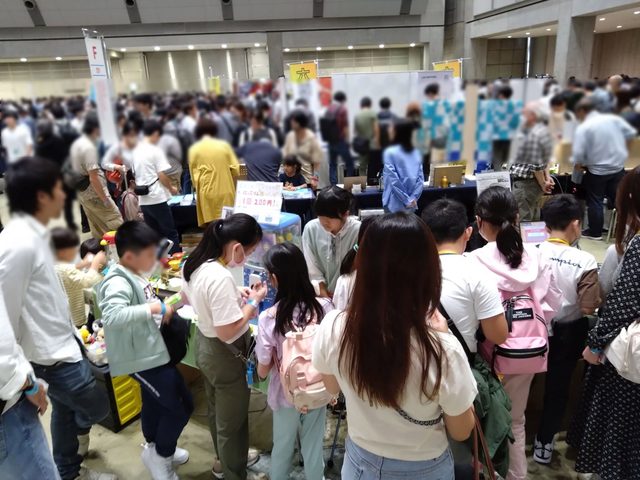 発明品で遊ぶ子どもたち