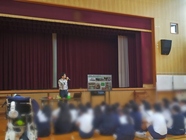 体育館での講演のようす