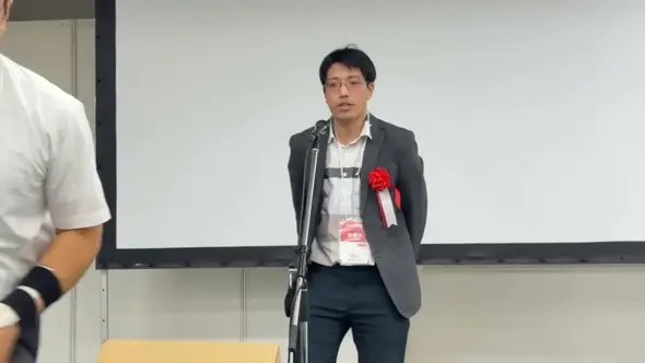 表彰式で受賞のあいさつをする廣瀬元紀